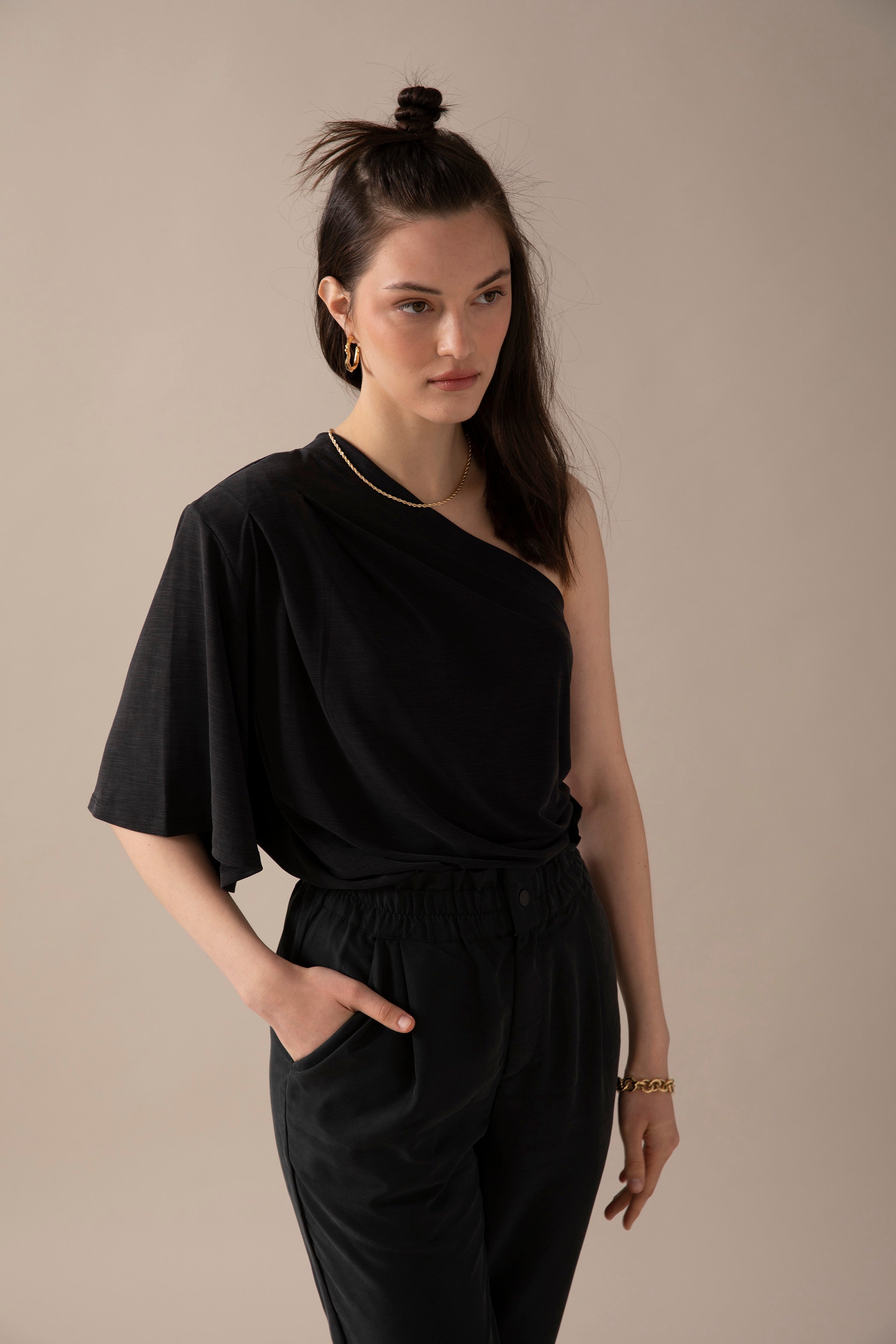 חולצת "וואן שולדר" -שחור