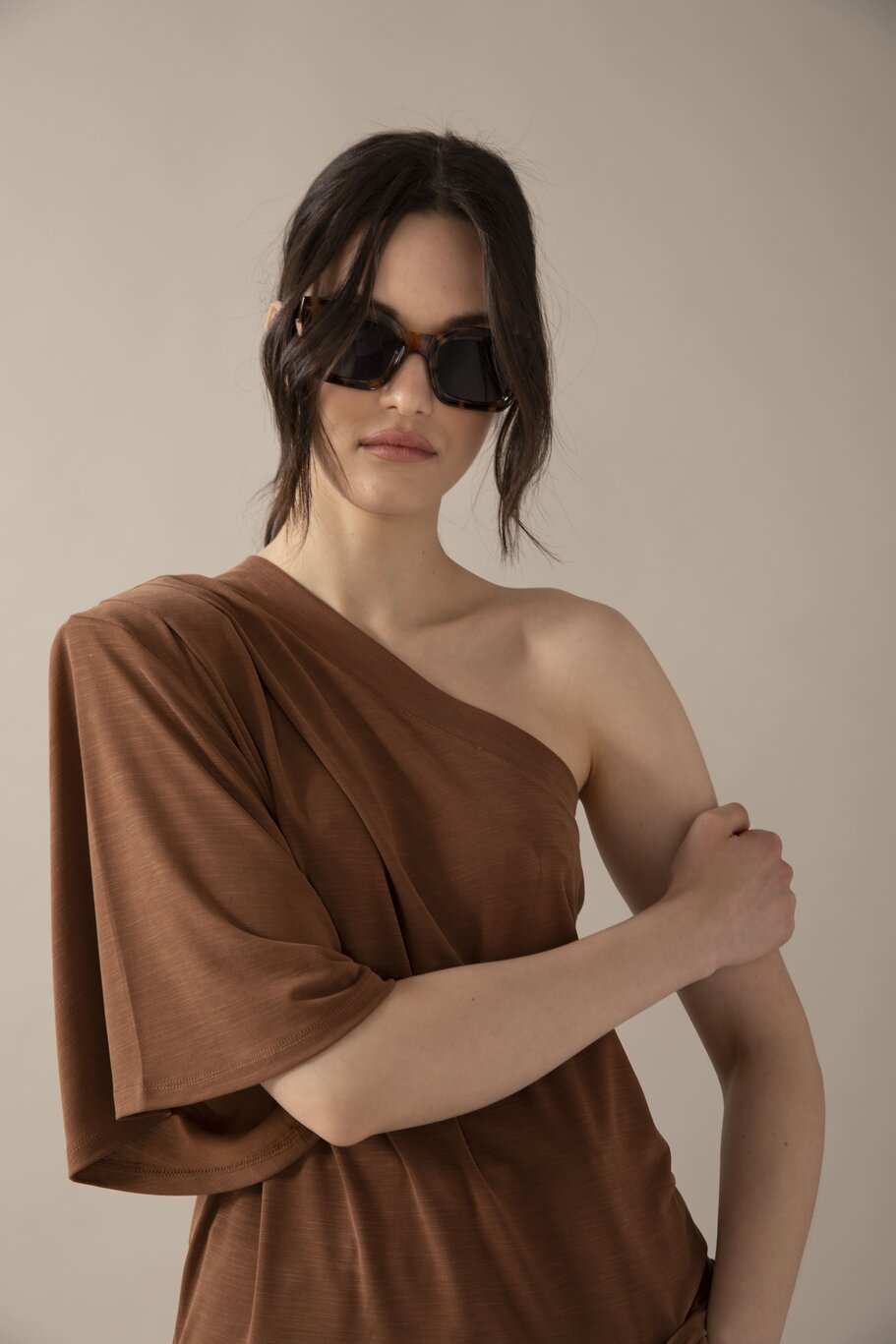 חולצת "וואן שולדר" -חום שוקולד