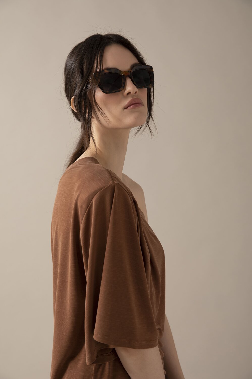 חולצת "וואן שולדר" -חום שוקולד