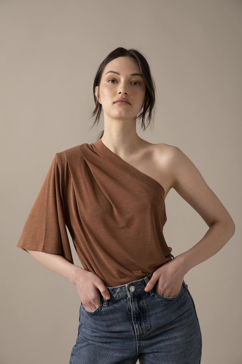 חולצת "וואן שולדר" -חום שוקולד