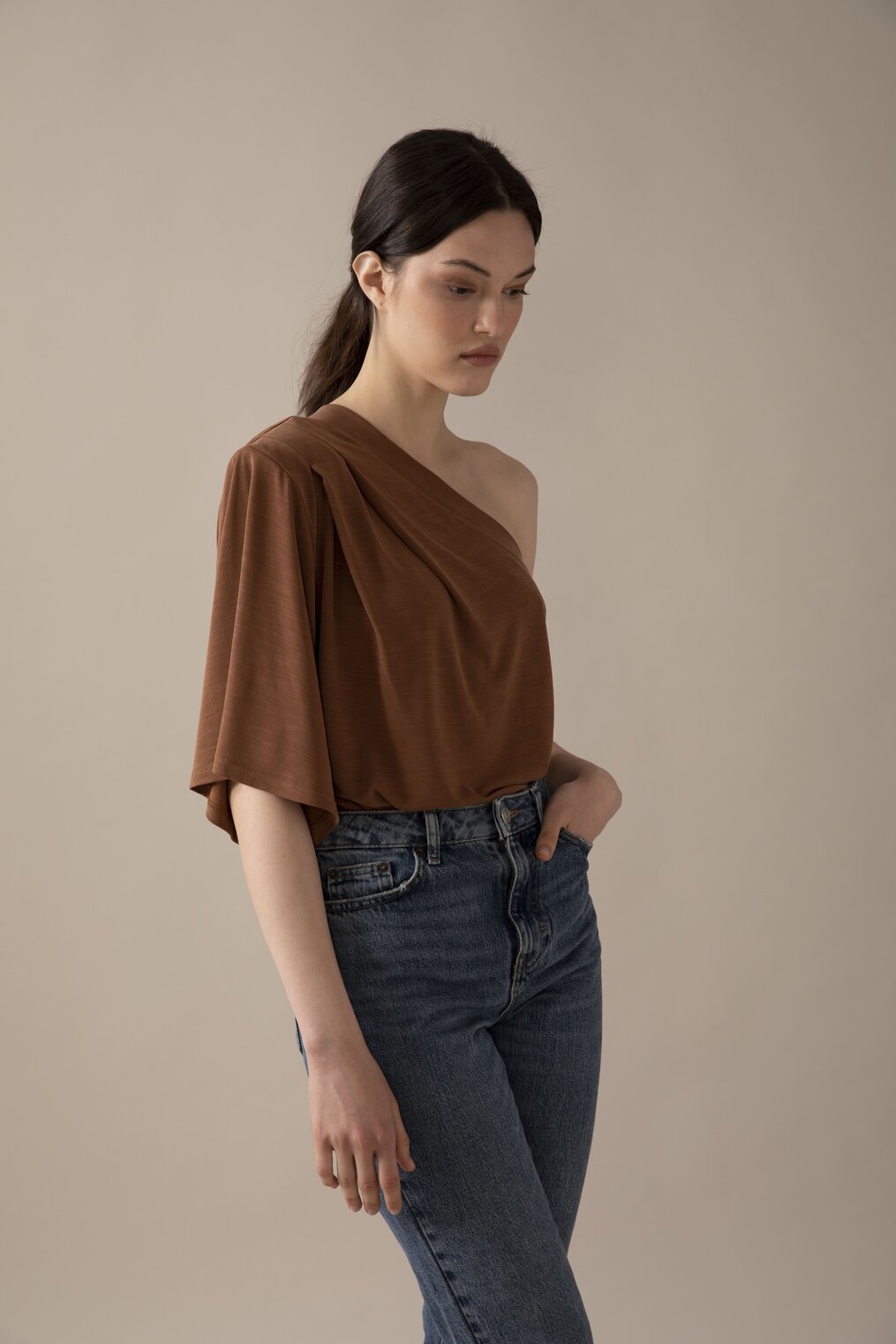 חולצת "וואן שולדר" -חום שוקולד