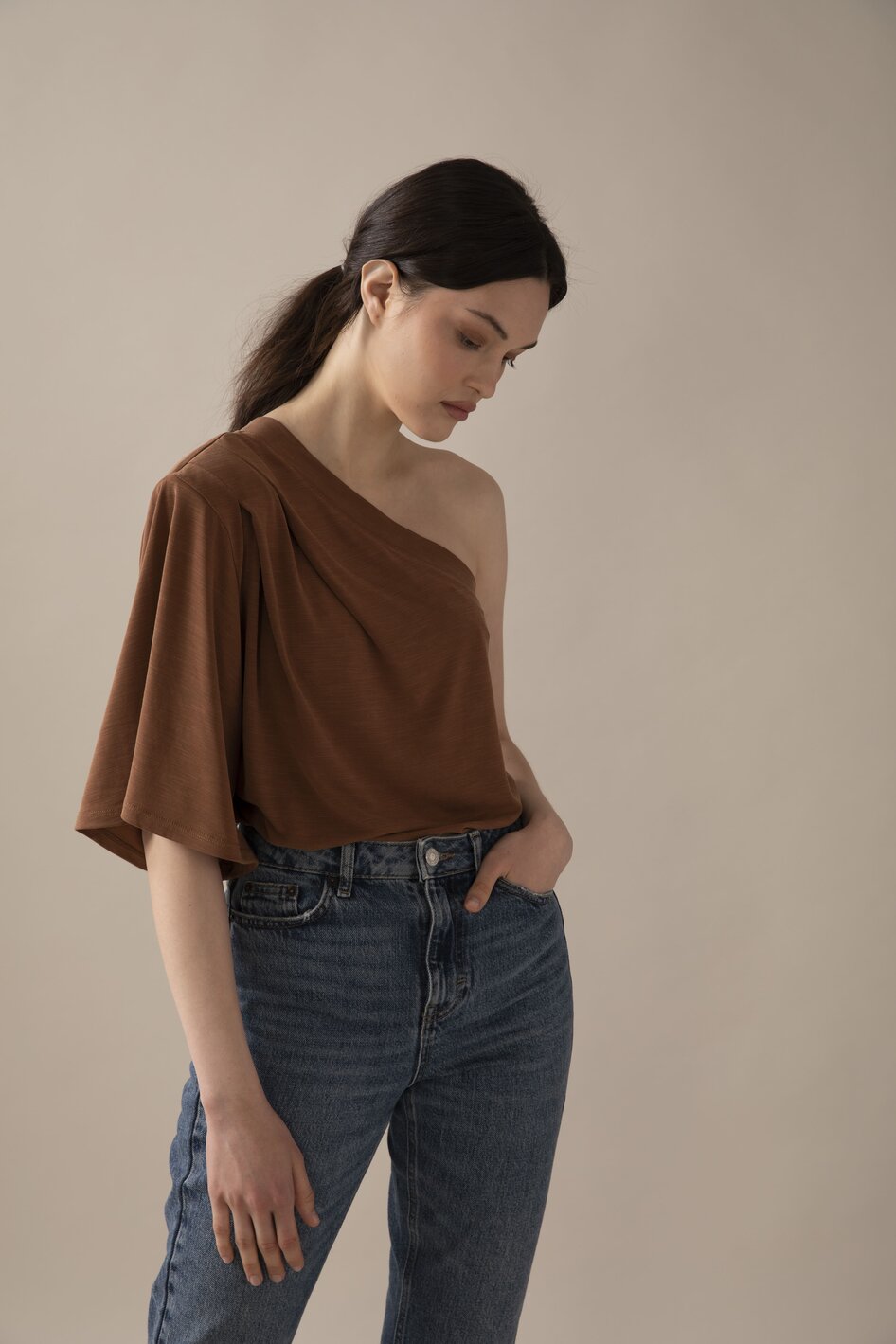 חולצת "וואן שולדר" -חום שוקולד