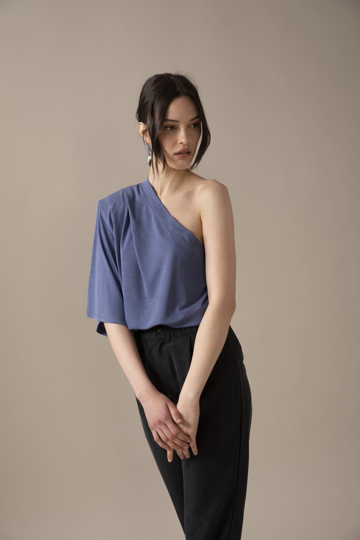 חולצת "וואן שולדר" -כחול ג'ינס