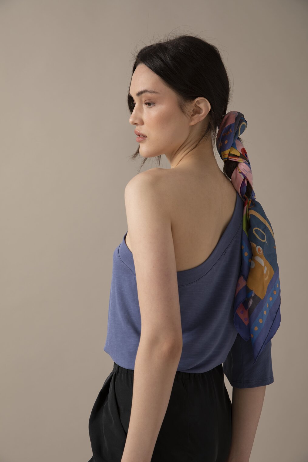 חולצת "וואן שולדר" -כחול ג'ינס