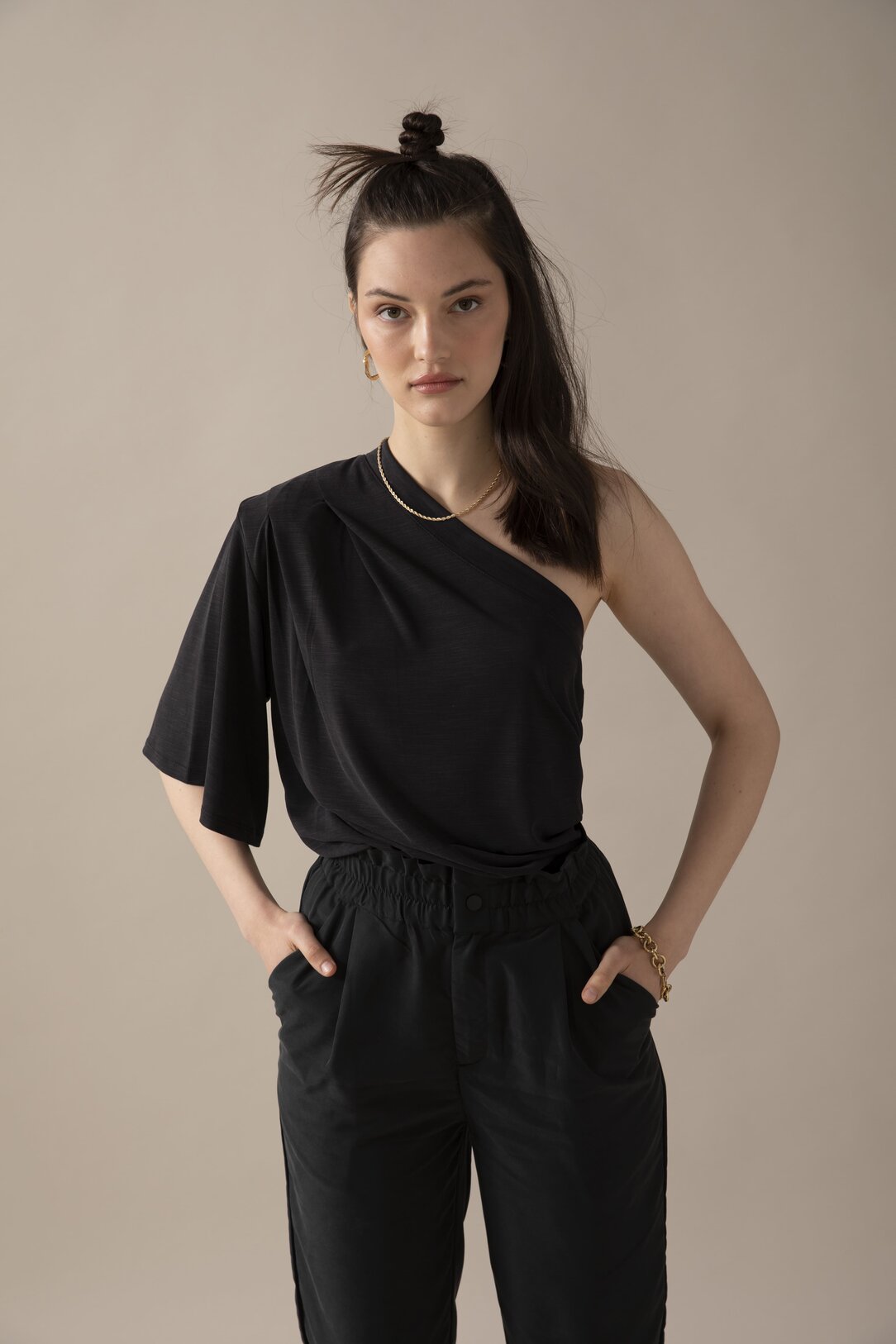 חולצת "וואן שולדר" -שחור