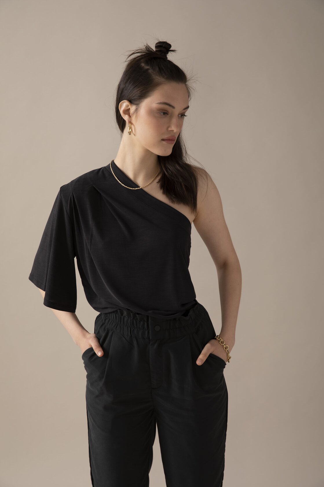 חולצת "וואן שולדר" -שחור