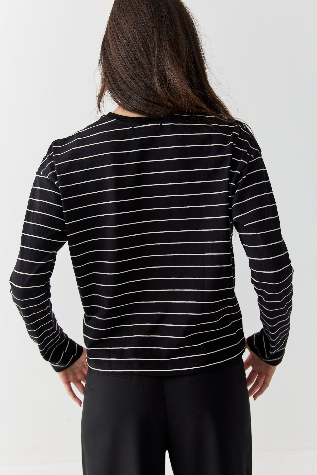 חולצת טי -פסים שחור לבן